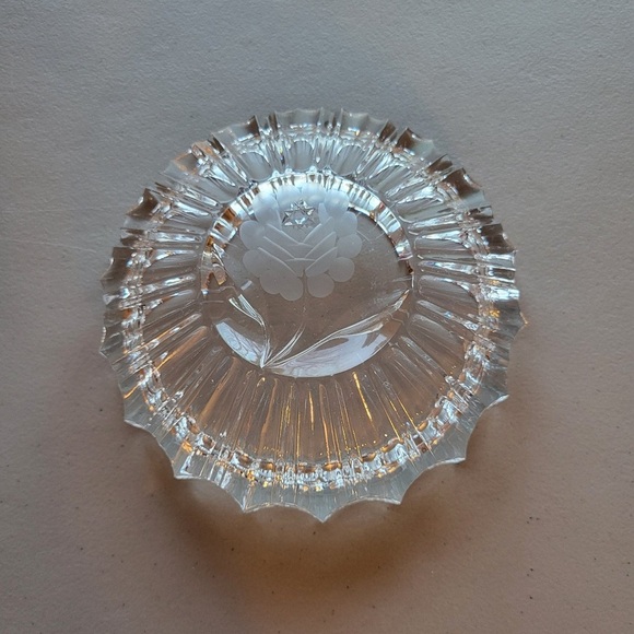 VINTAGE CLEAR CUT CRYSTAL  CIGAR ASHTRAY FLOWER ETCHED IN THE BOTTOM. - Picture 4 of 5